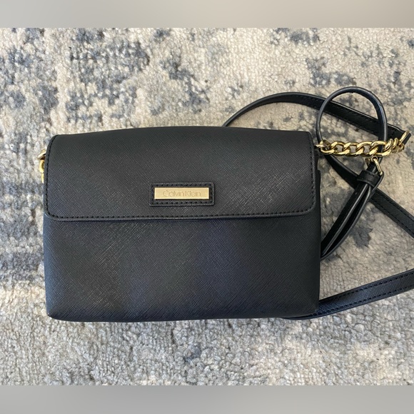 Calvin Klein - Picture 1 of 3